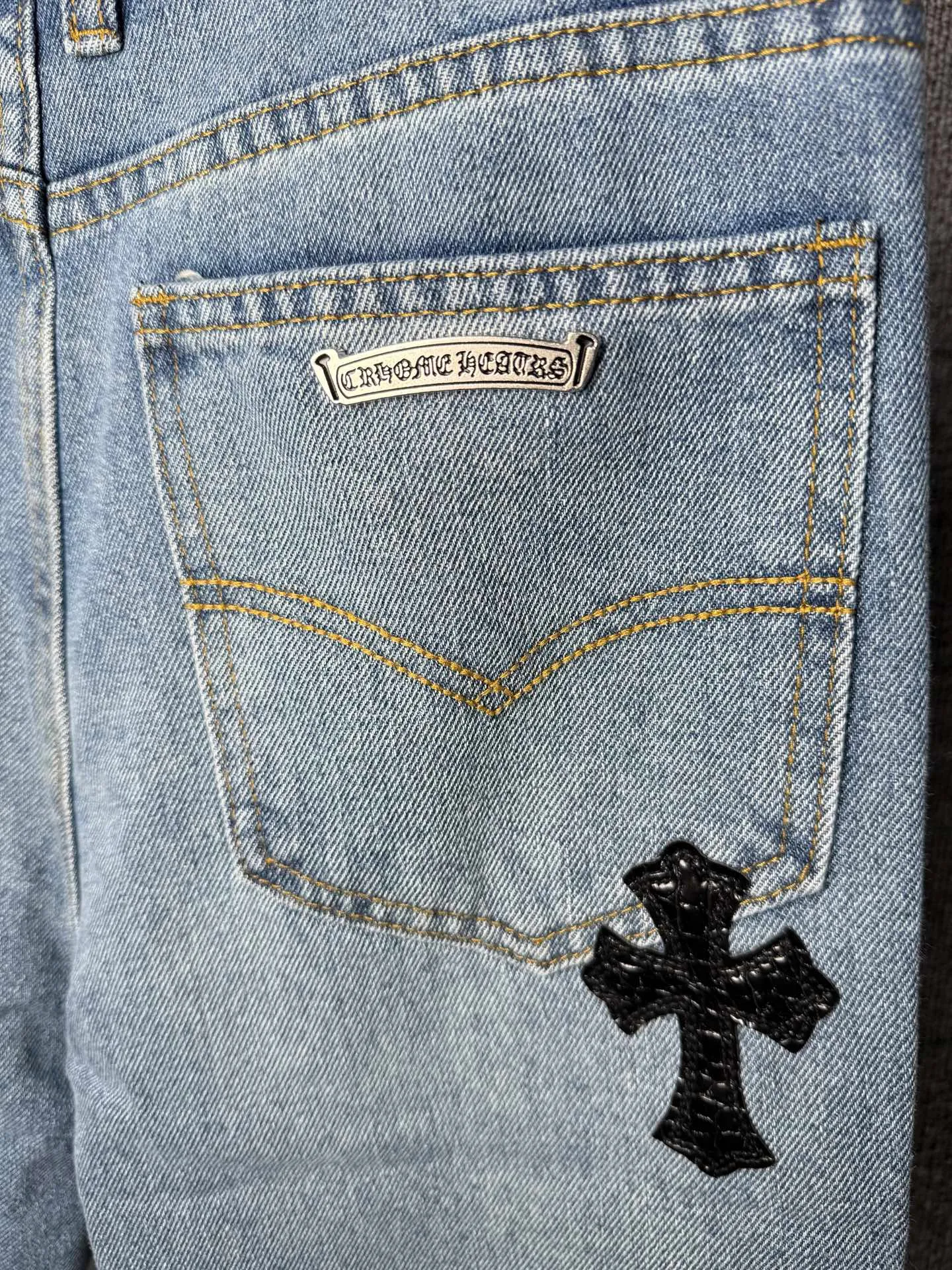 P250 💰 (Top version) Chrome hearts print stitching black leather classic washed jeans, truly restores the ultimate vintage texture, three-dimensional version, loose and comfortable, not picky about the figure, taller and slimmer, factory precision, original factory quality control, same style for men and women, can be matched with couples, versatile recommendation, must-have jeans for all seasons, fashionistas have been disappointed. From the quality selection of fabrics, the tailoring of details, and the matching of patterns, they are all impeccable! The upper body is so handsome when worn...it can be easily worn by men, women and children! The craftsmanship is made of heavy-duty washed pure cotton denim fabric. After washing, it is soft and thick and looks very stylish when worn. Color: blue Size: 28-30-32-34-36 (corresponding to S-M-L-XL-XXL)